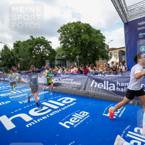 29.06.2025 - hella hamburg halbmarathon Zöllner http://msf.ph/oto/8403638 29.06.2025 10:39:08 Ziel 1164, 1445, 1803, 2262, 4359, 4759, 6682, 6686, 6687, 11447, 11619, 12137, 15556, 16656, 16820, 18734, 19151 meine-sportfotos.de