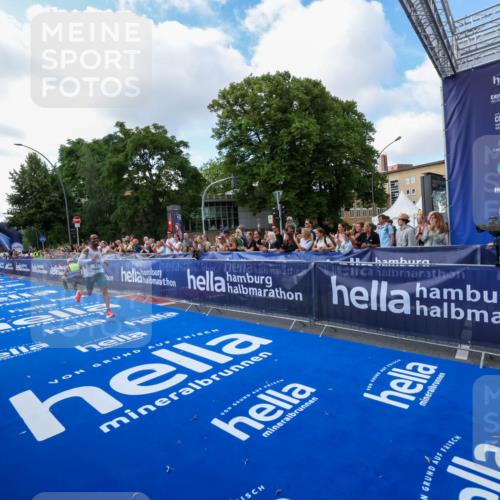 29.06.2025 - hella hamburg halbmarathon Zöllner http://msf.ph/oto/8403656 29.06.2025 10:02:19 Ziel 11, 25 meine-sportfotos.de