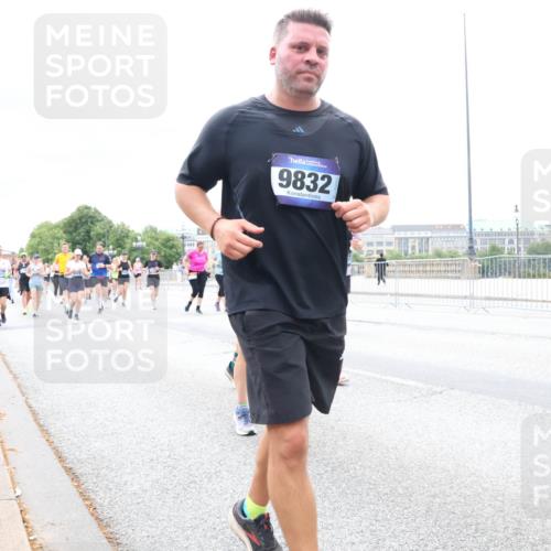 29.06.2025 - hella hamburg halbmarathon Lena Gebhardt http://msf.ph/oto/8403659 29.06.2025 10:58:23 Lombardsbrücke 9832, 1001, 1326, 1388, 1646, 1845, 2043, 2169, 2273, 2275, 2449, 3540, 3644, 3868, 3936, 4117, 4225, 4429, 5104, 5159, 5655, 5676, 5732, 5782, 5988, 6010, 6316, 6337, 6825, 6927, 7262, 7556, 7617, 7664, 7783, 7870, 7933, 7967, 7977, 7990, 8076, 8439, 8440, 8441, 8442, 8512, 8592, 8701, 8713, 8888, 9123, 9180, 9225, 9239, 9319, 9398, 9436, 9481, 9563, 9636, 9832, 9889, 9960, 10498 meine-sportfotos.de