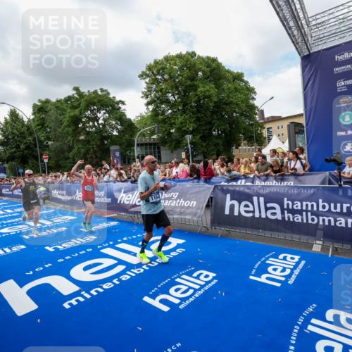 29.06.2025 - hella hamburg halbmarathon Zöllner http://msf.ph/oto/8403677 29.06.2025 10:39:09 Ziel 1164, 1445, 1803, 2262, 4359, 4759, 6686, 6687, 11619, 12137, 15556, 16656, 16820, 18547, 18734, 19151 meine-sportfotos.de