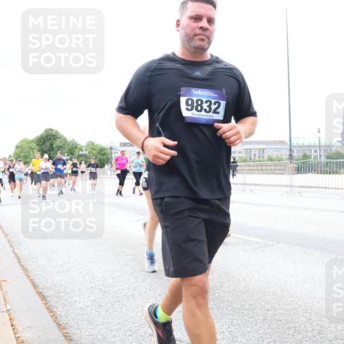 29.06.2025 - hella hamburg halbmarathon Lena Gebhardt http://msf.ph/oto/8403689 29.06.2025 10:58:23 Lombardsbrücke 9832, 1001, 1326, 1388, 1646, 1845, 2043, 2169, 2273, 2275, 2449, 3540, 3644, 3868, 3936, 4117, 4225, 4429, 5104, 5159, 5655, 5676, 5732, 5782, 5988, 6010, 6316, 6337, 6825, 6927, 7262, 7556, 7617, 7664, 7783, 7870, 7933, 7967, 7977, 7990, 8076, 8439, 8440, 8441, 8442, 8512, 8592, 8701, 8713, 8888, 9123, 9180, 9225, 9239, 9319, 9398, 9436, 9481, 9563, 9636, 9832, 9889, 9960, 10498 meine-sportfotos.de