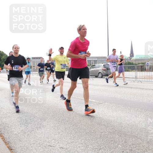 29.06.2025 - hella hamburg halbmarathon Lena Gebhardt http://msf.ph/oto/8403705 29.06.2025 10:24:05 Lombardsbrücke 17513, 17595, 8717, 144, 1005, 1009, 1304, 1389, 1444, 1545, 2125, 2132, 2477, 2489, 3013, 3185, 3285, 3579, 4122, 4162, 4597, 4646, 4684, 4719, 4990, 4993, 5039, 5055, 5160, 5258, 5260, 5358, 5661, 5954, 6478, 6524, 6526, 6747, 7013, 7426, 7528, 7920, 8031, 8141, 8149, 8167, 8181, 8187, 8297, 8502, 8676, 8717, 9063, 9217, 9603, 9715, 10649, 11044, 11300, 11306, 11347, 11415, 11454, 11793, 12210, 13149, 13711, 14521, 15739, 15853 meine-sportfotos.de