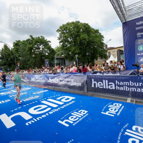 29.06.2025 - hella hamburg halbmarathon Zöllner http://msf.ph/oto/8403709 29.06.2025 10:39:11 Ziel 1445, 1803, 2262, 3282, 4759, 6686, 6687, 11619, 12137, 15556, 16656, 16820, 18149, 18547 meine-sportfotos.de