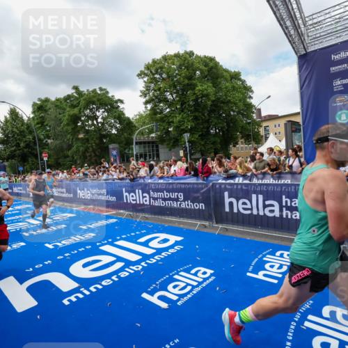 29.06.2025 - hella hamburg halbmarathon Zöllner http://msf.ph/oto/8403711 29.06.2025 10:39:12 Ziel 1445, 3282, 4759, 6686, 6687, 11305, 11619, 12137, 13729, 15556, 16656, 16820, 17668, 18149, 18547 meine-sportfotos.de