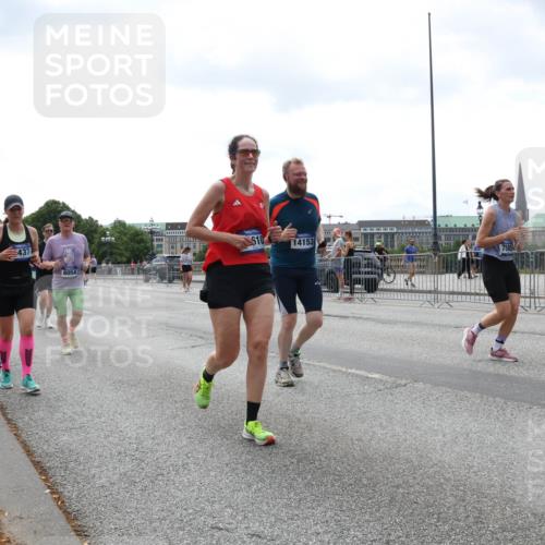 29.06.2025 - hella hamburg halbmarathon Lena Gebhardt http://msf.ph/oto/8403713 29.06.2025 10:41:00 Lombardsbrücke 437, 610, 8054, 14153, 1075, 1317, 1323, 1731, 2042, 2173, 2206, 2229, 2299, 2762, 2805, 2858, 3121, 3306, 3432, 3694, 4044, 4234, 4411, 4412, 4530, 4612, 4638, 4774, 4775, 4906, 4972, 5086, 5225, 5549, 5753, 6088, 6098, 6163, 6278, 6280, 6289, 6474, 6842, 7293, 7661, 7821, 7829, 7956, 8053, 8054, 8293, 8378, 8385, 8429, 8430, 8751, 8769, 8878, 8992, 9009, 9237, 9962, 10269, 10407, 10644, 10835, 11053 meine-sportfotos.de