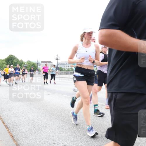 29.06.2025 - hella hamburg halbmarathon Lena Gebhardt http://msf.ph/oto/8403716 29.06.2025 10:58:23 Lombardsbrücke 86, 1001, 1326, 1388, 1646, 1845, 2043, 2169, 2273, 2275, 2449, 3540, 3644, 3868, 3936, 4117, 4225, 4429, 5104, 5159, 5655, 5676, 5732, 5782, 5988, 6010, 6316, 6337, 6825, 6927, 7262, 7556, 7617, 7664, 7783, 7870, 7933, 7967, 7977, 7990, 8076, 8439, 8440, 8441, 8442, 8512, 8592, 8701, 8713, 8888, 9123, 9180, 9225, 9239, 9319, 9398, 9436, 9481, 9563, 9636, 9832, 9889, 9960, 10498 meine-sportfotos.de