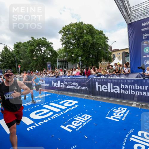 29.06.2025 - hella hamburg halbmarathon Zöllner http://msf.ph/oto/8403726 29.06.2025 10:39:13 Ziel 1445, 3282, 4759, 6686, 6687, 11305, 11619, 12137, 13729, 14311, 15556, 16656, 16820, 17668, 18149, 18547 meine-sportfotos.de