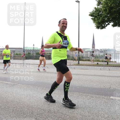 29.06.2025 - hella hamburg halbmarathon Lena Gebhardt http://msf.ph/oto/8403740 29.06.2025 10:50:12 Lombardsbrücke 940, 5749, 1636, 1040, 1041, 1259, 1487, 1511, 1828, 2047, 2212, 2997, 3203, 3680, 3701, 3710, 3805, 3897, 4090, 4168, 4870, 4961, 5076, 5119, 5749, 5751, 5997, 6680, 6830, 7366, 7677, 7679, 7721, 7722, 7755, 8065, 8254, 8299, 9015, 9605, 9940, 10060, 10286, 10403, 10617, 10683, 10744, 11030, 11426, 11696, 11716, 11760, 12079, 12124, 13127, 13128, 13309, 13381, 13744, 13846, 13887, 14102, 14144, 14505, 14545, 14591, 14692, 14940, 15230, 15626 meine-sportfotos.de