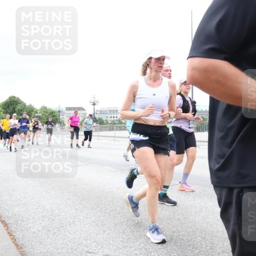 29.06.2025 - hella hamburg halbmarathon Lena Gebhardt http://msf.ph/oto/8403744 29.06.2025 10:58:23 Lombardsbrücke 1001, 1326, 1388, 1646, 1845, 2043, 2169, 2273, 2275, 2449, 3540, 3644, 3868, 3936, 4117, 4225, 4429, 5104, 5159, 5655, 5676, 5732, 5782, 5988, 6010, 6316, 6337, 6825, 6927, 7262, 7556, 7617, 7664, 7783, 7870, 7933, 7967, 7977, 7990, 8076, 8439, 8440, 8441, 8442, 8512, 8592, 8701, 8713, 8888, 9123, 9180, 9225, 9239, 9319, 9398, 9436, 9481, 9563, 9636, 9832, 9889, 9960, 10498 meine-sportfotos.de