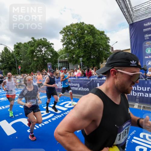 29.06.2025 - hella hamburg halbmarathon Zöllner http://msf.ph/oto/8403745 29.06.2025 10:39:13 Ziel 1445, 3282, 4759, 6686, 6687, 11305, 11619, 12137, 13729, 14311, 15556, 16656, 16820, 17668, 18149, 18547 meine-sportfotos.de