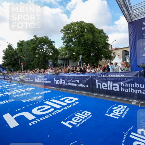 29.06.2025 - hella hamburg halbmarathon Zöllner http://msf.ph/oto/8403747 29.06.2025 10:02:25 Ziel 2, 25 meine-sportfotos.de
