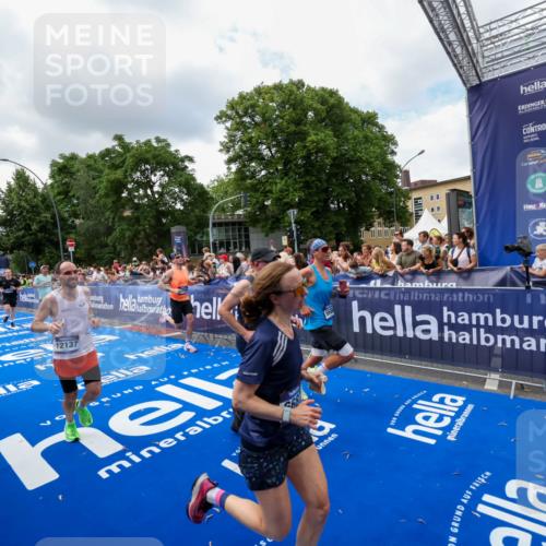 29.06.2025 - hella hamburg halbmarathon Zöllner http://msf.ph/oto/8403753 29.06.2025 10:39:14 Ziel 1445, 3282, 4759, 5752, 6686, 6687, 11305, 11619, 12137, 13729, 14311, 15556, 16656, 17668, 18149, 18547 meine-sportfotos.de