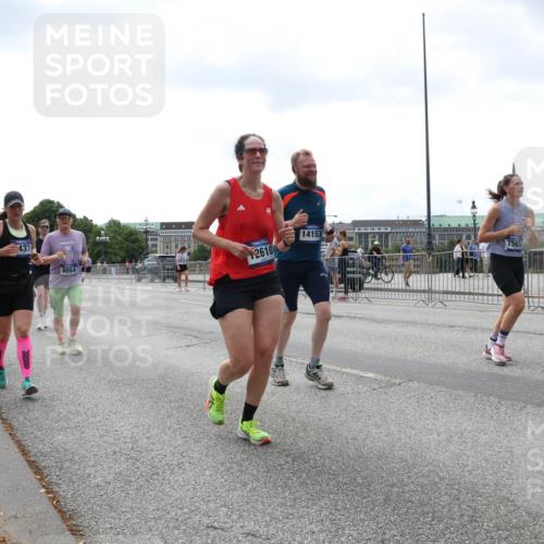 29.06.2025 - hella hamburg halbmarathon Lena Gebhardt http://msf.ph/oto/8403757 29.06.2025 10:41:00 Lombardsbrücke 437, 8054, 2610, 14153, 7585, 1075, 1317, 1323, 1731, 2042, 2173, 2206, 2229, 2299, 2762, 2805, 2858, 3121, 3306, 3432, 3694, 4044, 4234, 4411, 4412, 4530, 4612, 4638, 4774, 4775, 4906, 4972, 5086, 5225, 5549, 5753, 6088, 6098, 6163, 6278, 6280, 6289, 6474, 6842, 7293, 7661, 7821, 7829, 7956, 8053, 8054, 8293, 8378, 8385, 8429, 8430, 8751, 8769, 8878, 8992, 9009, 9237, 9962, 10269, 10407, 10644, 10835, 11053 meine-sportfotos.de