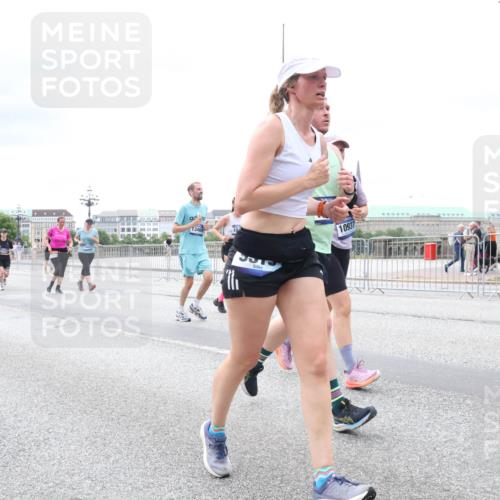 29.06.2025 - hella hamburg halbmarathon Lena Gebhardt http://msf.ph/oto/8403767 29.06.2025 10:58:23 Lombardsbrücke 13469, 10937, 1001, 1326, 1388, 1646, 1845, 2043, 2169, 2273, 2275, 2449, 3540, 3644, 3868, 3936, 4117, 4225, 4429, 5104, 5159, 5655, 5676, 5732, 5782, 5988, 6010, 6316, 6337, 6825, 6927, 7262, 7556, 7617, 7664, 7783, 7870, 7933, 7967, 7977, 7990, 8076, 8439, 8440, 8441, 8442, 8512, 8592, 8701, 8713, 8888, 9123, 9180, 9225, 9239, 9319, 9398, 9436, 9481, 9563, 9636, 9832, 9889, 9960, 10498 meine-sportfotos.de