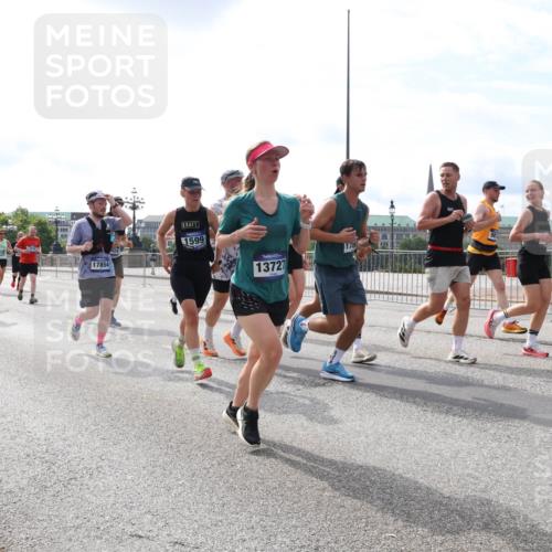 29.06.2025 - hella hamburg halbmarathon Lena Gebhardt http://msf.ph/oto/8403771 29.06.2025 10:16:27 Lombardsbrücke 16199, 1742, 17854, 1599, 13727, 178, 1156, 1212, 1244, 1308, 1599, 1651, 1825, 2071, 2165, 2347, 2436, 2803, 2835, 2912, 3030, 3134, 3156, 3176, 3484, 3648, 3687, 4478, 4583, 4637, 4828, 5036, 5037, 5046, 5294, 5423, 6024, 6488, 7158, 7358, 7753, 8169, 8274, 8295, 8317, 8554, 8597, 8645, 8707, 8847, 8857, 9332, 9601, 9628, 9664, 9676, 9784, 9802, 9810, 9881, 10076, 10107, 10139, 10141, 10183, 10232, 10292, 10844, 10990, 11344, 11345 meine-sportfotos.de