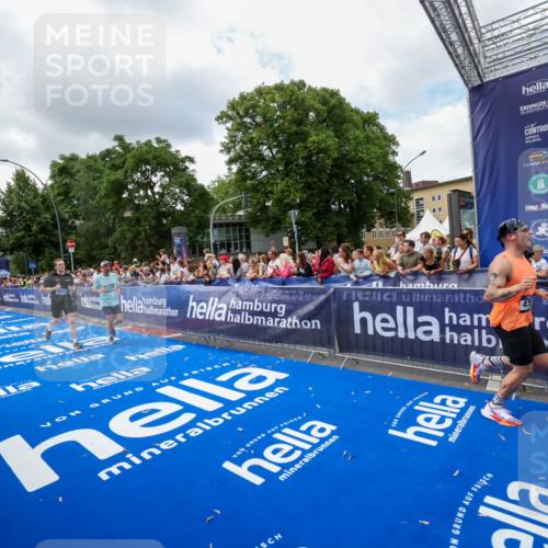 29.06.2025 - hella hamburg halbmarathon Zöllner http://msf.ph/oto/8403772 29.06.2025 10:39:15 Ziel 1445, 2044, 3282, 4565, 4759, 5752, 8925, 11305, 12046, 12137, 13729, 14311, 15556, 16656, 17668, 18149, 18547 meine-sportfotos.de