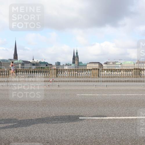 29.06.2025 - hella hamburg halbmarathon Lena Gebhardt http://msf.ph/oto/8403776 29.06.2025 08:54:10 Lombardsbrücke  meine-sportfotos.de