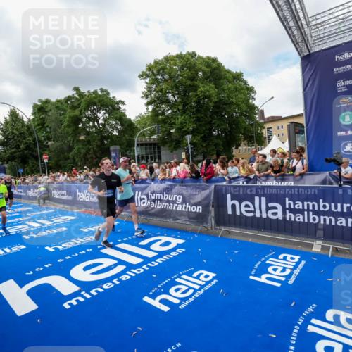 29.06.2025 - hella hamburg halbmarathon Zöllner http://msf.ph/oto/8403783 29.06.2025 10:39:16 Ziel 2044, 3282, 4565, 5752, 8319, 8925, 11305, 12046, 13479, 13729, 14311, 15556, 16656, 17646, 17668, 18149, 18547 meine-sportfotos.de