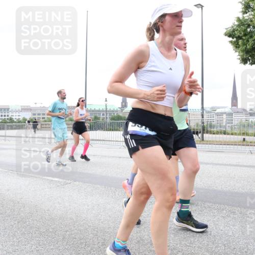 29.06.2025 - hella hamburg halbmarathon Lena Gebhardt http://msf.ph/oto/8403793 29.06.2025 10:58:24 Lombardsbrücke 1001, 1326, 1365, 1388, 1514, 1646, 1845, 2043, 2169, 2273, 2275, 2449, 3540, 3644, 3868, 3936, 4117, 4225, 4429, 5104, 5159, 5655, 5676, 5732, 5782, 5988, 6010, 6316, 6337, 6554, 6825, 6927, 7095, 7096, 7262, 7556, 7617, 7664, 7783, 7870, 7933, 7967, 7977, 7990, 8076, 8439, 8440, 8441, 8442, 8512, 8592, 8701, 8713, 8888, 9123, 9180, 9225, 9239, 9319, 9398, 9436, 9481, 9563, 9636, 9832, 9889, 9960, 10498 meine-sportfotos.de