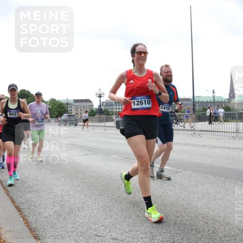 29.06.2025 - hella hamburg halbmarathon Lena Gebhardt http://msf.ph/oto/8403795 29.06.2025 10:41:00 Lombardsbrücke 9437, 8054, 12610, 14153, 7585, 1075, 1317, 1323, 1731, 2042, 2173, 2206, 2229, 2299, 2762, 2805, 2858, 3121, 3306, 3432, 3694, 4044, 4234, 4411, 4412, 4530, 4612, 4638, 4774, 4775, 4906, 4972, 5086, 5225, 5549, 5753, 6088, 6098, 6163, 6278, 6280, 6289, 6474, 6842, 7293, 7661, 7821, 7829, 7956, 8053, 8054, 8293, 8378, 8385, 8429, 8430, 8751, 8769, 8878, 8992, 9009, 9237, 9962, 10269, 10407, 10644, 10835, 11053 meine-sportfotos.de