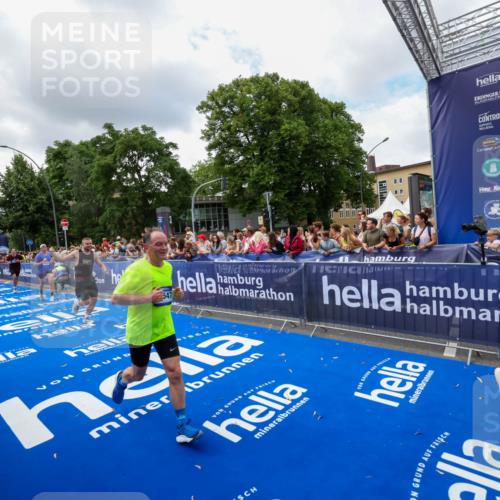 29.06.2025 - hella hamburg halbmarathon Zöllner http://msf.ph/oto/8403797 29.06.2025 10:39:17 Ziel 2044, 3282, 4565, 5752, 8319, 8925, 11305, 12046, 13479, 13729, 14311, 15556, 16656, 17646, 17668, 18149, 18547 meine-sportfotos.de