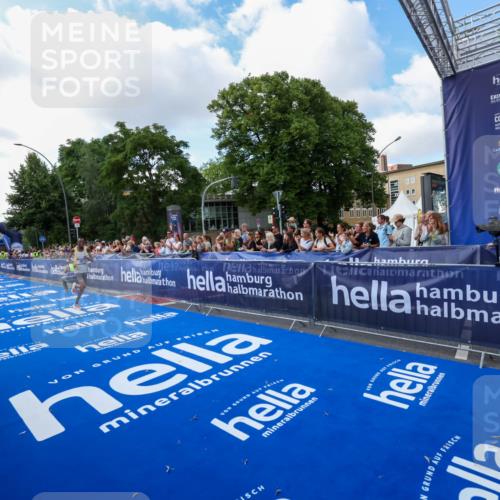 29.06.2025 - hella hamburg halbmarathon Zöllner http://msf.ph/oto/8403798 29.06.2025 10:02:26 Ziel 2, 25 meine-sportfotos.de