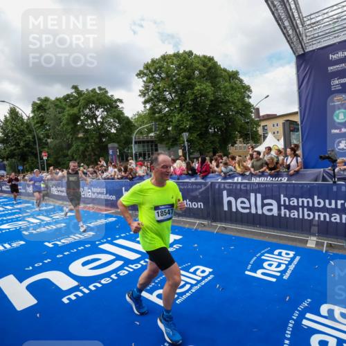 29.06.2025 - hella hamburg halbmarathon Zöllner http://msf.ph/oto/8403809 29.06.2025 10:39:17 Ziel 2044, 3282, 4565, 5752, 8319, 8925, 11305, 12046, 13479, 13729, 14311, 15556, 16656, 17646, 17668, 18149, 18547 meine-sportfotos.de