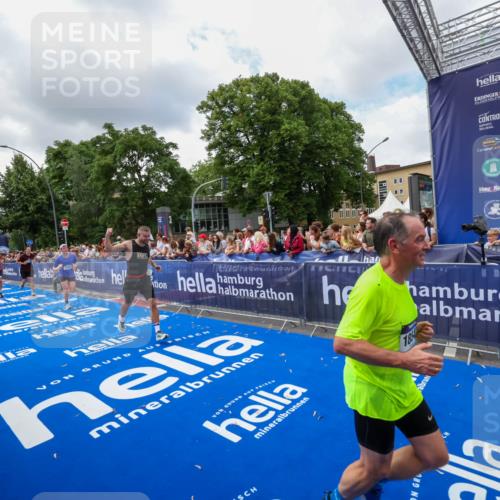 29.06.2025 - hella hamburg halbmarathon Zöllner http://msf.ph/oto/8403813 29.06.2025 10:39:18 Ziel 2044, 3282, 4565, 5752, 8319, 8925, 11305, 12046, 13479, 13729, 14311, 17646, 17668, 18149, 18547 meine-sportfotos.de