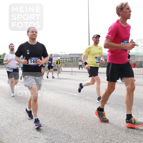29.06.2025 - hella hamburg halbmarathon Lena Gebhardt http://msf.ph/oto/8403822 29.06.2025 10:24:05 Lombardsbrücke 8717, 18998, 144, 1759, 1005, 1009, 1304, 1389, 1444, 1545, 2125, 2132, 2477, 2489, 3013, 3185, 3285, 3579, 4122, 4162, 4597, 4646, 4684, 4719, 4990, 4993, 5039, 5055, 5160, 5258, 5260, 5358, 5661, 5954, 6478, 6524, 6526, 6747, 7013, 7426, 7528, 7920, 8031, 8141, 8149, 8167, 8181, 8187, 8297, 8502, 8676, 8717, 9063, 9217, 9603, 9715, 10649, 11044, 11300, 11306, 11347, 11415, 11454, 11793, 12210, 13149, 13711, 14521, 15739, 15853 meine-sportfotos.de