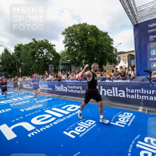 29.06.2025 - hella hamburg halbmarathon Zöllner http://msf.ph/oto/8403823 29.06.2025 10:39:18 Ziel 2044, 3282, 4565, 5752, 8319, 8925, 11305, 12046, 13479, 13729, 14311, 17646, 17668, 18149, 18547 meine-sportfotos.de