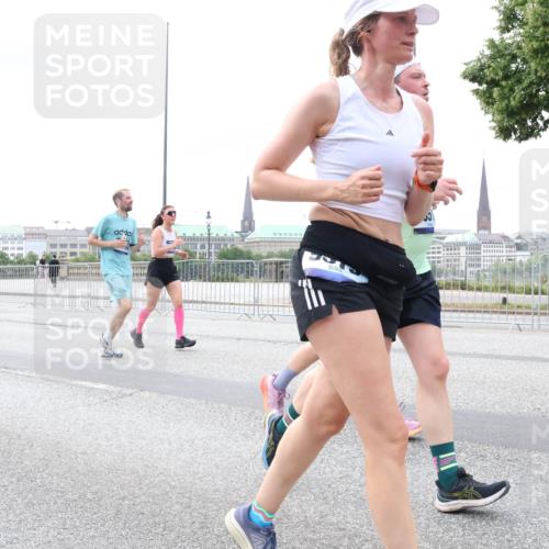 29.06.2025 - hella hamburg halbmarathon Lena Gebhardt http://msf.ph/oto/8403831 29.06.2025 10:58:24 Lombardsbrücke 1001, 1326, 1365, 1388, 1514, 1646, 1845, 2043, 2169, 2273, 2275, 2449, 3540, 3644, 3868, 3936, 4117, 4225, 4429, 5104, 5159, 5655, 5676, 5732, 5782, 5988, 6010, 6316, 6337, 6554, 6825, 6927, 7095, 7096, 7262, 7556, 7617, 7664, 7783, 7870, 7933, 7967, 7977, 7990, 8076, 8439, 8440, 8441, 8442, 8512, 8592, 8701, 8713, 8888, 9123, 9180, 9225, 9239, 9319, 9398, 9436, 9481, 9563, 9636, 9832, 9889, 9960, 10498 meine-sportfotos.de