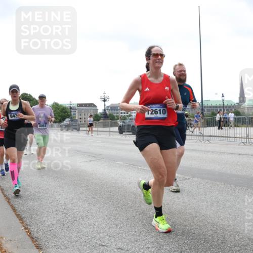 29.06.2025 - hella hamburg halbmarathon Lena Gebhardt http://msf.ph/oto/8403837 29.06.2025 10:41:01 Lombardsbrücke 943, 8054, 12610, 7585, 1075, 1317, 1323, 1731, 2042, 2173, 2206, 2229, 2299, 2805, 2858, 3121, 3306, 3432, 3694, 4044, 4234, 4411, 4412, 4530, 4612, 4638, 4774, 4775, 4906, 4972, 5086, 5225, 5549, 5753, 6088, 6098, 6163, 6280, 6289, 6474, 6842, 7293, 7661, 7821, 7829, 7956, 8053, 8054, 8293, 8378, 8385, 8429, 8430, 8751, 8769, 8878, 8992, 9009, 9237, 9962, 10269, 10407, 10644, 10835, 11053 meine-sportfotos.de