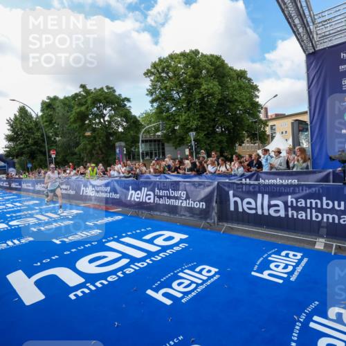 29.06.2025 - hella hamburg halbmarathon Zöllner http://msf.ph/oto/8403844 29.06.2025 10:02:31 Ziel 2, 22 meine-sportfotos.de