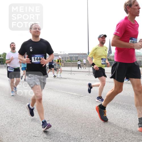29.06.2025 - hella hamburg halbmarathon Lena Gebhardt http://msf.ph/oto/8403853 29.06.2025 10:24:06 Lombardsbrücke 8717, 18998, 144, 1759, 1800, 1005, 1009, 1389, 1444, 1545, 2125, 2132, 2477, 2489, 3013, 3185, 3285, 3579, 4122, 4162, 4597, 4646, 4684, 4719, 4990, 4993, 5039, 5055, 5160, 5258, 5260, 5358, 5661, 5954, 6478, 6524, 6526, 6747, 7013, 7426, 7528, 7920, 8031, 8141, 8149, 8167, 8181, 8187, 8297, 8502, 8676, 8717, 9063, 9217, 9603, 9715, 10649, 11044, 11306, 11347, 11415, 11454, 11793, 12210, 13149, 13711, 14521, 15739, 15853 meine-sportfotos.de