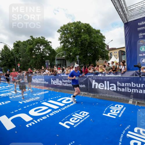29.06.2025 - hella hamburg halbmarathon Zöllner http://msf.ph/oto/8403858 29.06.2025 10:39:19 Ziel 2044, 3282, 4565, 5752, 6037, 8319, 8925, 11305, 12046, 13479, 13729, 14311, 17646, 17668, 18149 meine-sportfotos.de