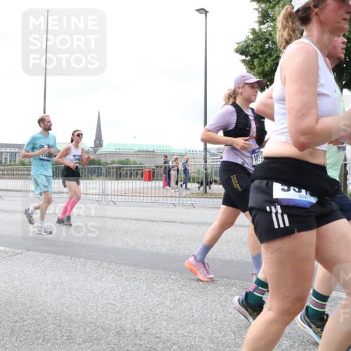 29.06.2025 - hella hamburg halbmarathon Lena Gebhardt http://msf.ph/oto/8403864 29.06.2025 10:58:24 Lombardsbrücke 1001, 1326, 1365, 1388, 1514, 1646, 1845, 2043, 2169, 2273, 2275, 2449, 3540, 3644, 3868, 3936, 4117, 4225, 4429, 5104, 5159, 5655, 5676, 5732, 5782, 5988, 6010, 6316, 6337, 6554, 6825, 6927, 7095, 7096, 7262, 7556, 7617, 7664, 7783, 7870, 7933, 7967, 7977, 7990, 8076, 8439, 8440, 8441, 8442, 8512, 8592, 8701, 8713, 8888, 9123, 9180, 9225, 9239, 9319, 9398, 9436, 9481, 9563, 9636, 9832, 9889, 9960, 10498 meine-sportfotos.de