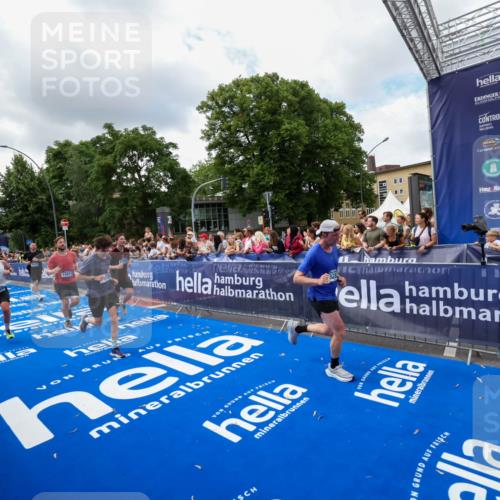 29.06.2025 - hella hamburg halbmarathon Zöllner http://msf.ph/oto/8403865 29.06.2025 10:39:20 Ziel 2044, 3282, 4565, 5752, 6037, 8319, 8925, 11305, 12046, 13479, 13729, 14311, 17646, 17668 meine-sportfotos.de