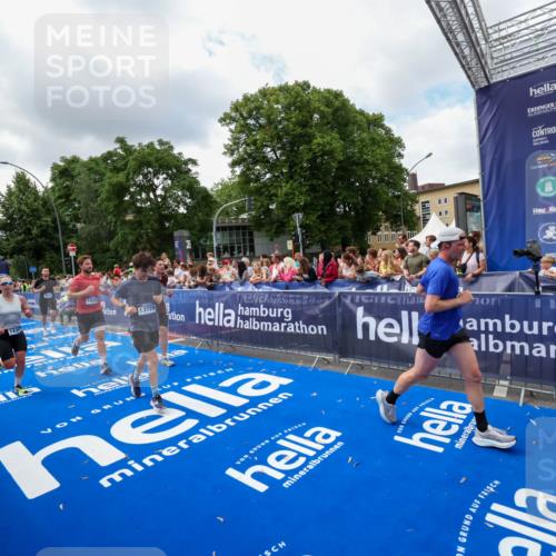 29.06.2025 - hella hamburg halbmarathon Zöllner http://msf.ph/oto/8403874 29.06.2025 10:39:20 Ziel 2044, 3282, 4565, 5752, 6037, 8319, 8925, 11305, 12046, 13479, 13729, 14311, 17646, 17668 meine-sportfotos.de