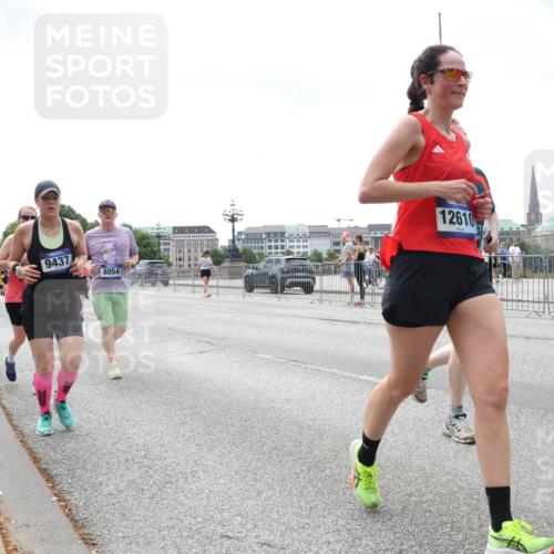 29.06.2025 - hella hamburg halbmarathon Lena Gebhardt http://msf.ph/oto/8403878 29.06.2025 10:41:01 Lombardsbrücke 9437, 8054, 12610, 1075, 1317, 1323, 1731, 2042, 2173, 2206, 2229, 2299, 2805, 2858, 3121, 3306, 3432, 3694, 4044, 4234, 4411, 4412, 4530, 4612, 4638, 4774, 4775, 4906, 4972, 5086, 5225, 5549, 5753, 6088, 6098, 6163, 6280, 6289, 6474, 6842, 7293, 7661, 7821, 7829, 7956, 8053, 8054, 8293, 8378, 8385, 8429, 8430, 8751, 8769, 8878, 8992, 9009, 9237, 9962, 10269, 10407, 10644, 10835, 11053 meine-sportfotos.de