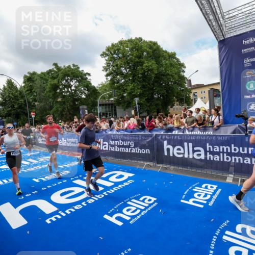 29.06.2025 - hella hamburg halbmarathon Zöllner http://msf.ph/oto/8403882 29.06.2025 10:39:20 Ziel 2044, 3282, 4565, 5752, 6037, 8319, 8925, 11305, 12046, 13479, 13729, 14311, 17646, 17668 meine-sportfotos.de