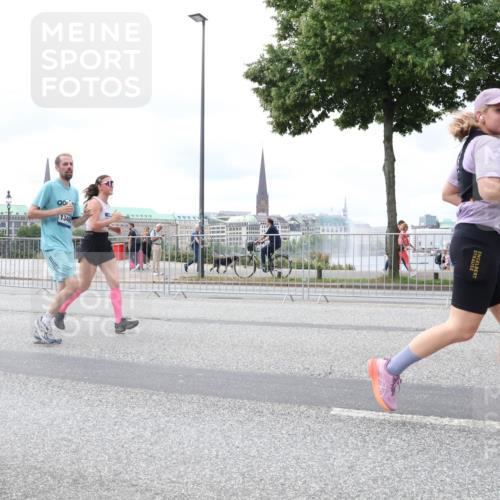 29.06.2025 - hella hamburg halbmarathon Lena Gebhardt http://msf.ph/oto/8403895 29.06.2025 10:58:25 Lombardsbrücke 1001, 1326, 1365, 1388, 1514, 1646, 1845, 2043, 2169, 2273, 2275, 2449, 3416, 3540, 3868, 3936, 4117, 4225, 4429, 5104, 5159, 5655, 5676, 5732, 5782, 5988, 6010, 6316, 6337, 6554, 6825, 6927, 7095, 7096, 7262, 7617, 7664, 7783, 7870, 7933, 7967, 7977, 7990, 8076, 8439, 8440, 8441, 8442, 8512, 8592, 8701, 8713, 8888, 9123, 9180, 9225, 9239, 9319, 9398, 9436, 9481, 9563, 9636, 9832, 9889, 9960, 9982, 10498 meine-sportfotos.de
