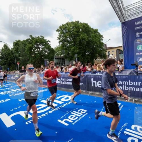 29.06.2025 - hella hamburg halbmarathon Zöllner http://msf.ph/oto/8403899 29.06.2025 10:39:21 Ziel 2044, 4565, 5752, 6037, 8319, 8925, 11305, 12046, 13479, 13729, 14311, 14359, 15866, 17646, 17668 meine-sportfotos.de