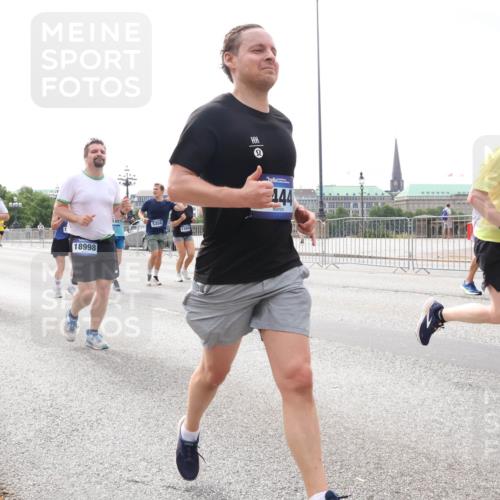 29.06.2025 - hella hamburg halbmarathon Lena Gebhardt http://msf.ph/oto/8403914 29.06.2025 10:24:06 Lombardsbrücke 8717, 18998, 141, 5358, 11044, 444, 175, 1005, 1009, 1389, 1444, 1545, 2125, 2132, 2477, 2489, 3013, 3185, 3285, 3579, 4122, 4162, 4597, 4646, 4684, 4719, 4990, 4993, 5039, 5055, 5160, 5258, 5260, 5358, 5661, 5954, 6478, 6524, 6526, 6747, 7013, 7426, 7528, 7920, 8031, 8141, 8149, 8167, 8181, 8187, 8297, 8502, 8676, 8717, 9063, 9217, 9603, 9715, 10649, 11044, 11306, 11347, 11415, 11454, 11793, 12210, 13149, 13711, 14521, 15739, 15853 meine-sportfotos.de