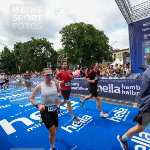 29.06.2025 - hella hamburg halbmarathon Zöllner http://msf.ph/oto/8403922 29.06.2025 10:39:21 Ziel 2044, 4565, 5752, 6037, 8319, 8925, 11305, 12046, 13479, 13729, 14311, 14359, 15866, 17646, 17668 meine-sportfotos.de