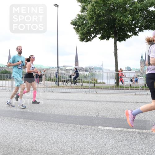 29.06.2025 - hella hamburg halbmarathon Lena Gebhardt http://msf.ph/oto/8403923 29.06.2025 10:58:25 Lombardsbrücke 1001, 1326, 1365, 1388, 1514, 1646, 1845, 2043, 2169, 2273, 2275, 2449, 3416, 3540, 3868, 3936, 4117, 4225, 4429, 5104, 5159, 5655, 5676, 5732, 5782, 5988, 6010, 6316, 6337, 6554, 6825, 6927, 7095, 7096, 7262, 7617, 7664, 7783, 7870, 7933, 7967, 7977, 7990, 8076, 8439, 8440, 8441, 8442, 8512, 8592, 8701, 8713, 8888, 9123, 9180, 9225, 9239, 9319, 9398, 9436, 9481, 9563, 9636, 9832, 9889, 9960, 9982, 10498 meine-sportfotos.de