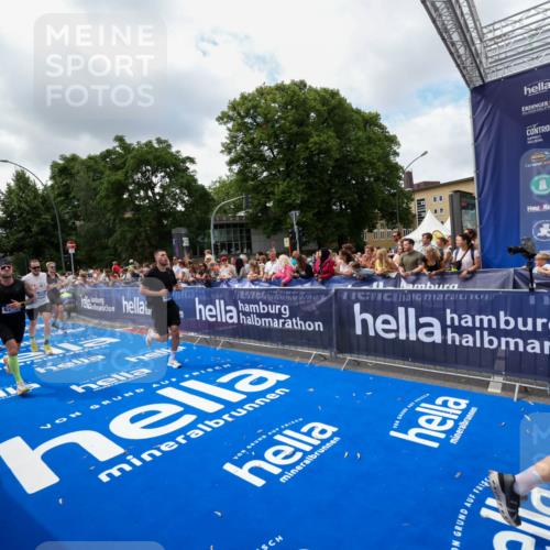 29.06.2025 - hella hamburg halbmarathon Zöllner http://msf.ph/oto/8403940 29.06.2025 10:39:22 Ziel 2044, 4565, 5752, 6037, 8319, 8925, 12046, 13479, 14311, 14359, 15866, 17646 meine-sportfotos.de