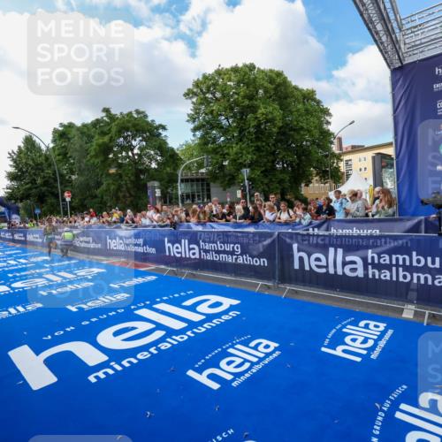 29.06.2025 - hella hamburg halbmarathon Zöllner http://msf.ph/oto/8403941 29.06.2025 10:02:35 Ziel 22 meine-sportfotos.de