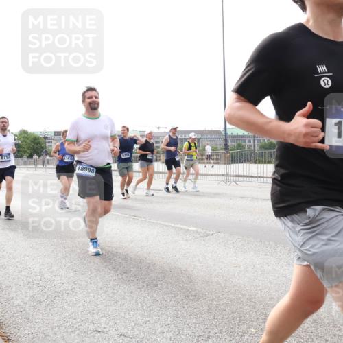 29.06.2025 - hella hamburg halbmarathon Lena Gebhardt http://msf.ph/oto/8403942 29.06.2025 10:24:06 Lombardsbrücke 8717, 11415, 18998, 5358, 110, 4597, 1444, 1005, 1009, 1389, 1444, 1545, 2125, 2132, 2477, 2489, 3013, 3185, 3285, 3579, 4122, 4162, 4597, 4646, 4684, 4719, 4990, 4993, 5039, 5055, 5160, 5258, 5260, 5358, 5661, 5954, 6478, 6524, 6526, 6747, 7013, 7426, 7528, 7920, 8031, 8141, 8149, 8167, 8181, 8187, 8297, 8502, 8676, 8717, 9063, 9217, 9603, 9715, 10649, 11044, 11306, 11347, 11415, 11454, 11793, 12210, 13149, 13711, 14521, 15739, 15853 meine-sportfotos.de