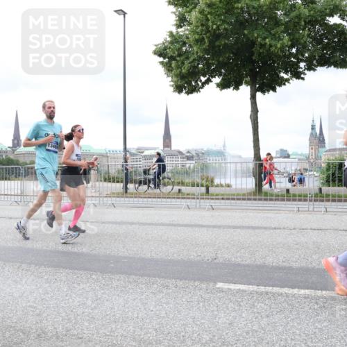 29.06.2025 - hella hamburg halbmarathon Lena Gebhardt http://msf.ph/oto/8403954 29.06.2025 10:58:25 Lombardsbrücke 1001, 1326, 1365, 1388, 1514, 1646, 1845, 2043, 2169, 2273, 2275, 2449, 3416, 3540, 3868, 3936, 4117, 4225, 4429, 5104, 5159, 5655, 5676, 5732, 5782, 5988, 6010, 6316, 6337, 6554, 6825, 6927, 7095, 7096, 7262, 7617, 7664, 7783, 7870, 7933, 7967, 7977, 7990, 8076, 8439, 8440, 8441, 8442, 8512, 8592, 8701, 8713, 8888, 9123, 9180, 9225, 9239, 9319, 9398, 9436, 9481, 9563, 9636, 9832, 9889, 9960, 9982, 10498 meine-sportfotos.de