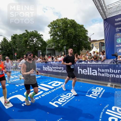 29.06.2025 - hella hamburg halbmarathon Zöllner http://msf.ph/oto/8403976 29.06.2025 10:39:23 Ziel 2044, 4565, 5752, 6037, 8319, 8925, 12046, 13479, 14359, 15013, 15866, 17646 meine-sportfotos.de